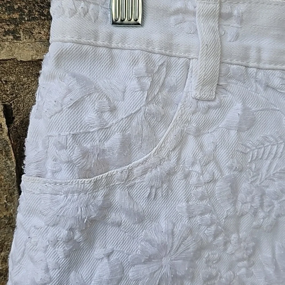Free People High Waist Embroidered Floral Cut Off Short in White Waist Size 27
